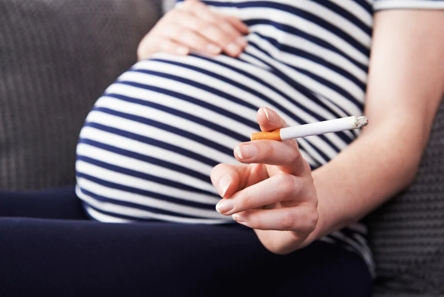 Comment le tabac compromet la fertilité féminine ?