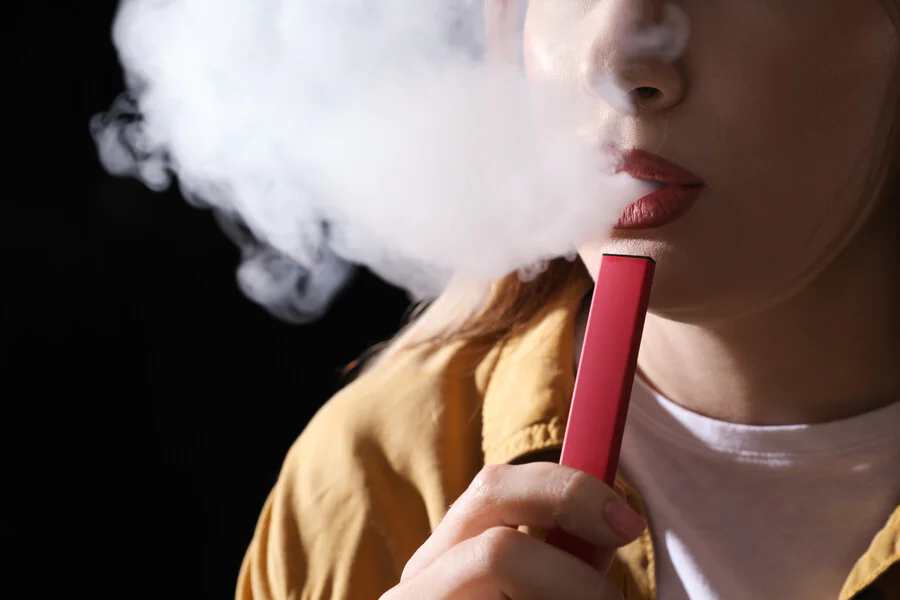 Quelles sont les lois et réglementations concernant la vente de cigarettes électroniques aux mineurs ?